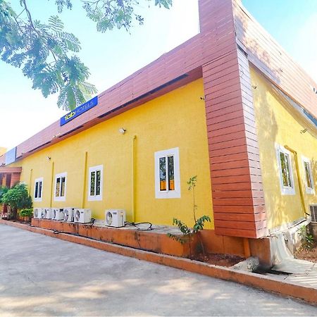 Fabexpress Airport Stay Inn - Nr Hyderabad International Airport, Shamshabad Bagian luar foto