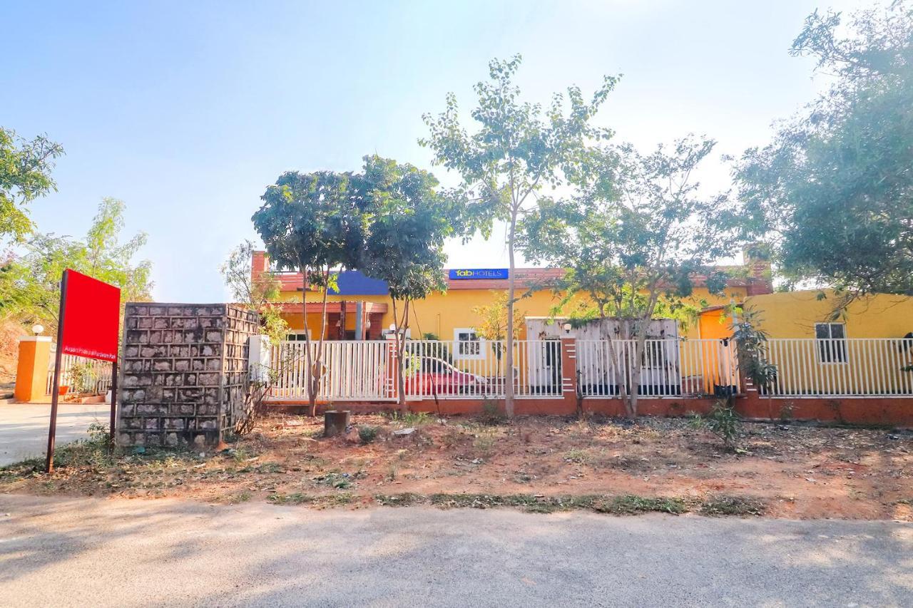 Fabexpress Airport Stay Inn - Nr Hyderabad International Airport, Shamshabad Bagian luar foto